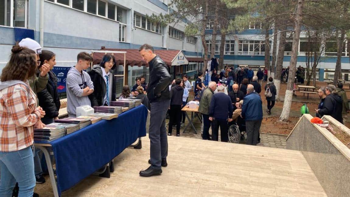 GELENEKSEL MEZUNLAR BULUŞMASI OKULUMUZ BAHÇESİNDE YAPILDI.