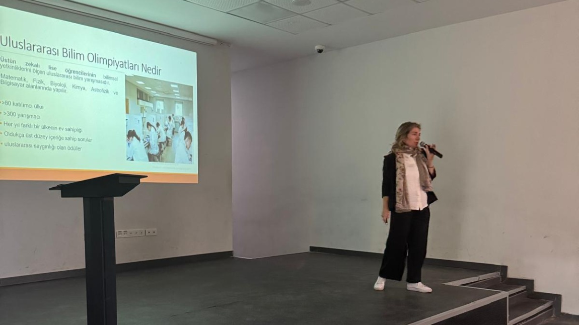 TÜBİTAK Bilim Olimpiyatları Biyoloji Komite Başkanı Sayın Prof. Dr. Leyla AÇIK Öğrencilerimize süreçler hakkında bilgi verdi..